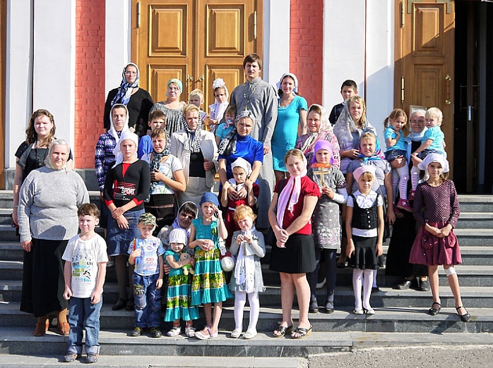 Отец Андрей Кувшинов с семьей, прихожанами и детьми из воскресной школы во время паломнической поездки по Самаре